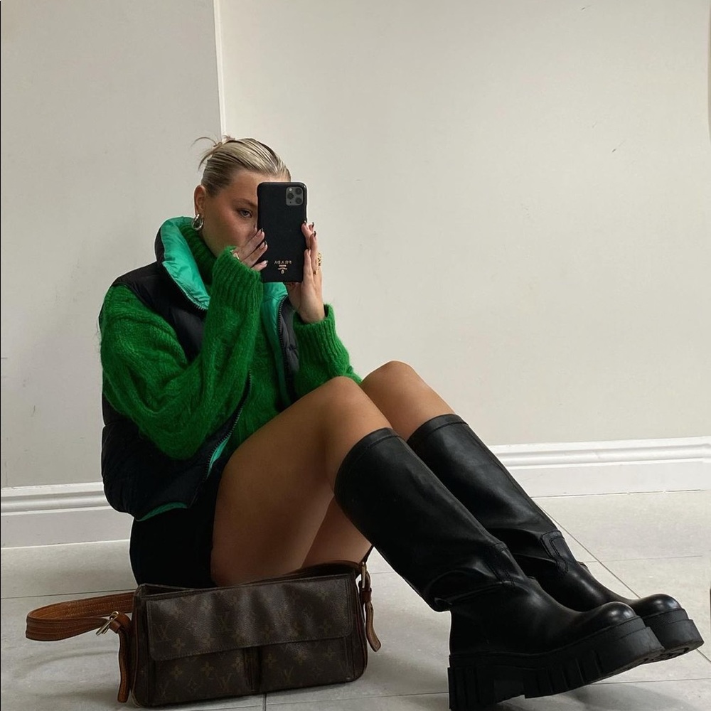 🌺☀️HP☀️🌺 𝐋𝐀𝐒𝐓 𝗡𝗪𝗧 𝗭𝗮𝗿𝗮 • High Shaft Treaded Sole Boots - Picture 3 of 17